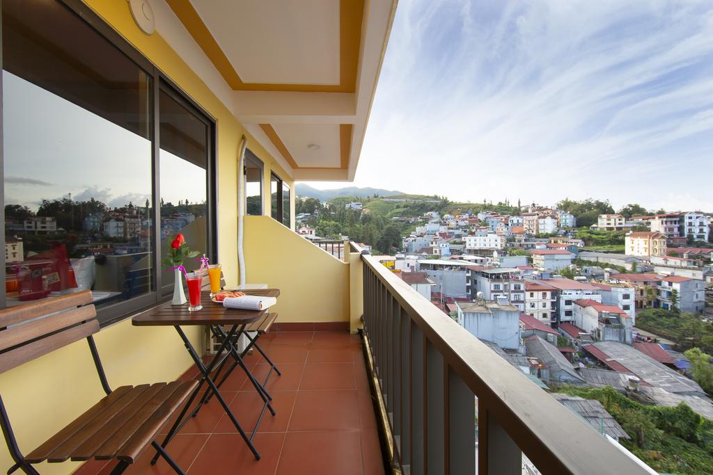 Balcony view phố và núi cực đẹp của khách sạn Saparis Hotel