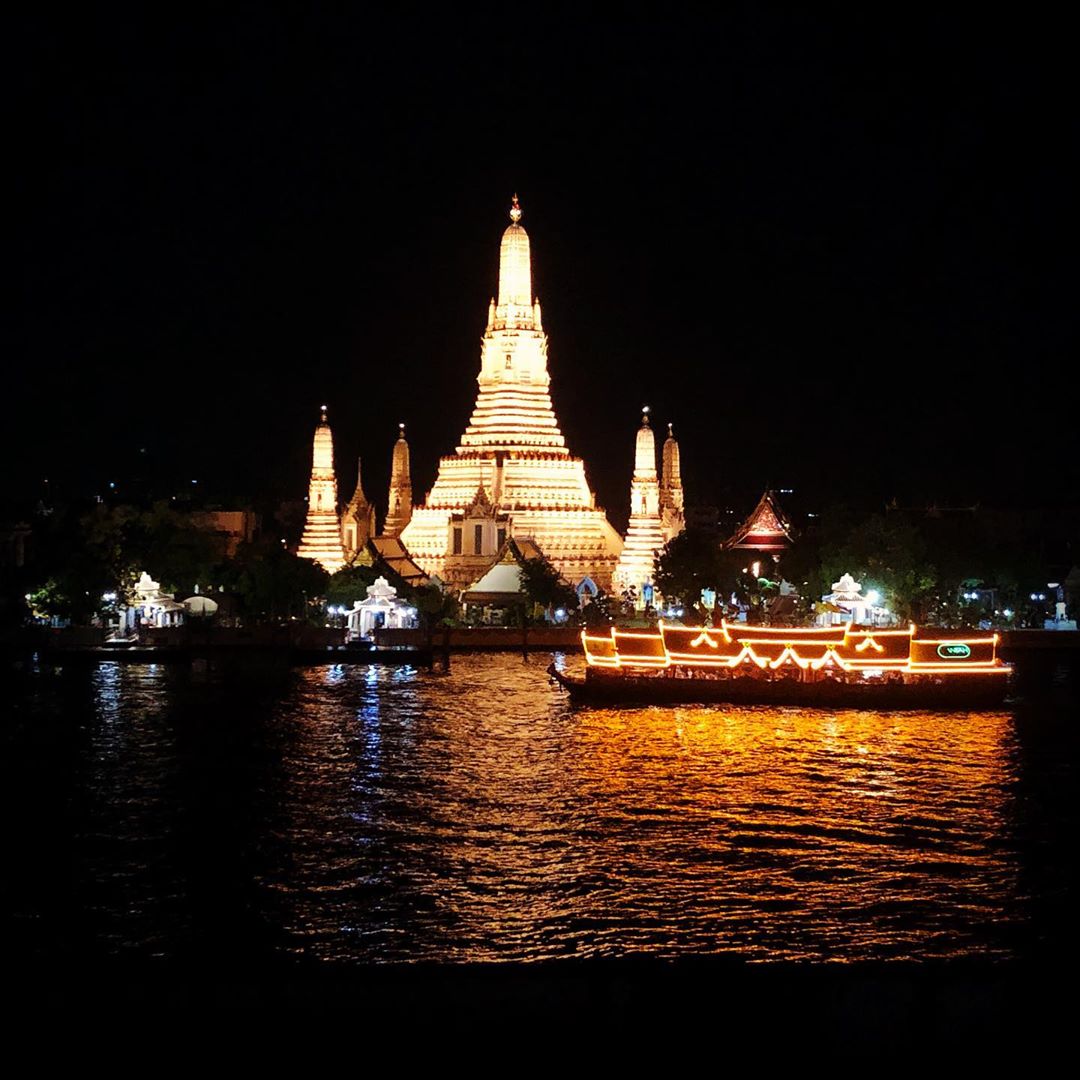 Chùa Wat Arun rực rỡ vào ban đêm