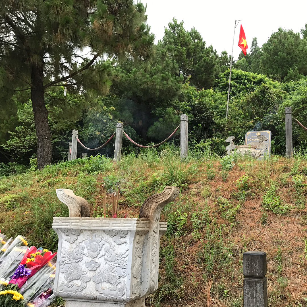 Viếng thăm mộ Đại tướng Võ Nguyên Giáp ở Vũng Chùa