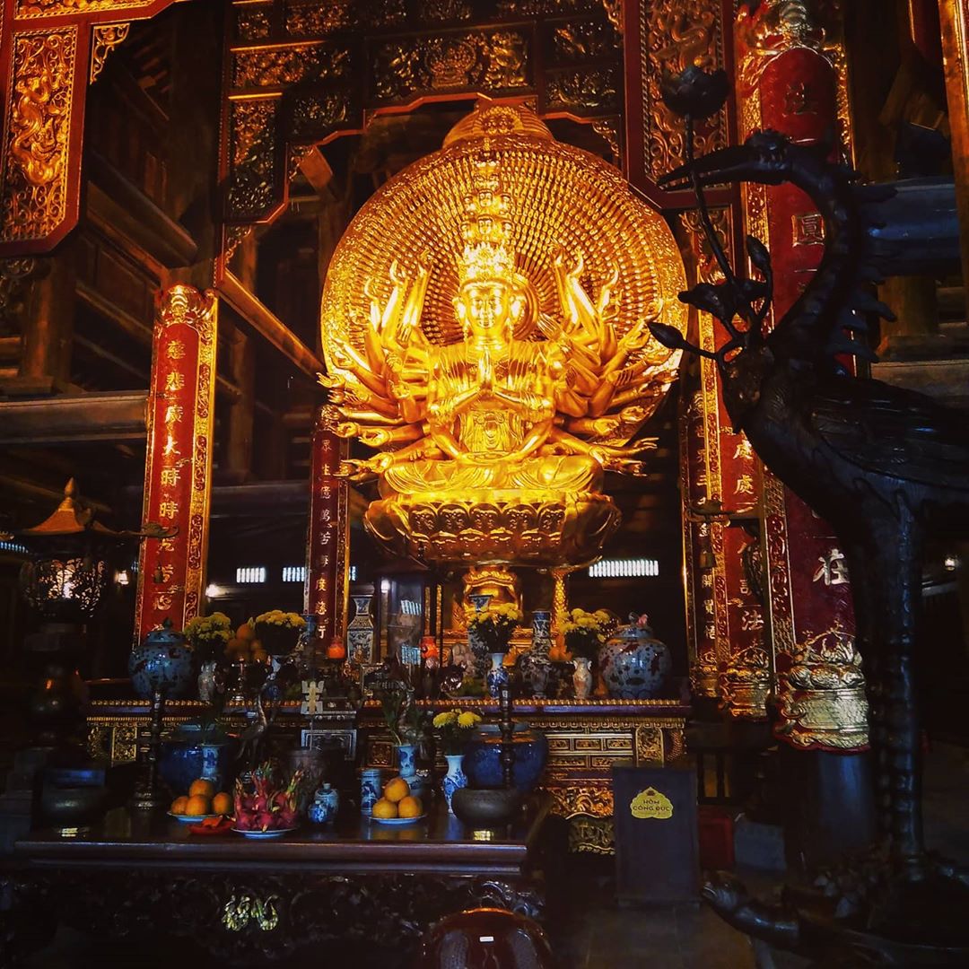 Tượng Phật bên trong chùa
