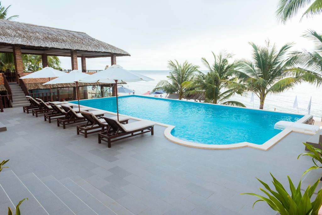 Bể bơi trong Mai Spa Resort Phú Quốc