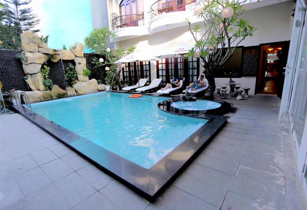 Bể bơi tại khách sạn Gold Coast Đà Nẵng