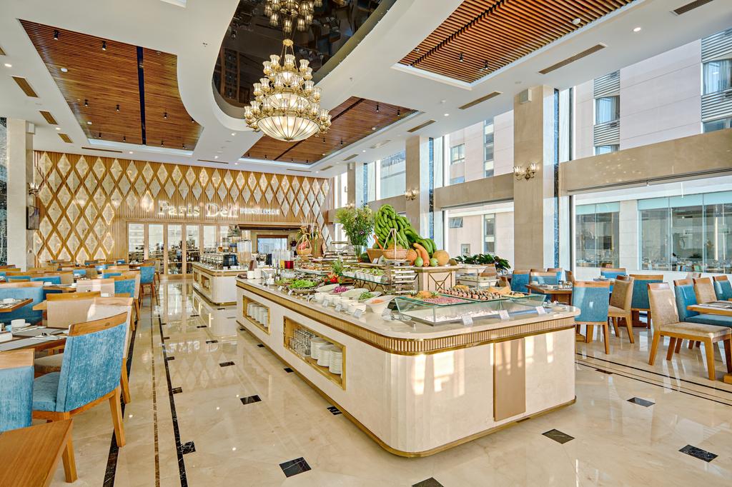 Khu vực buffet sáng trong khách sạn Paris Deli Danang Beach Hotel