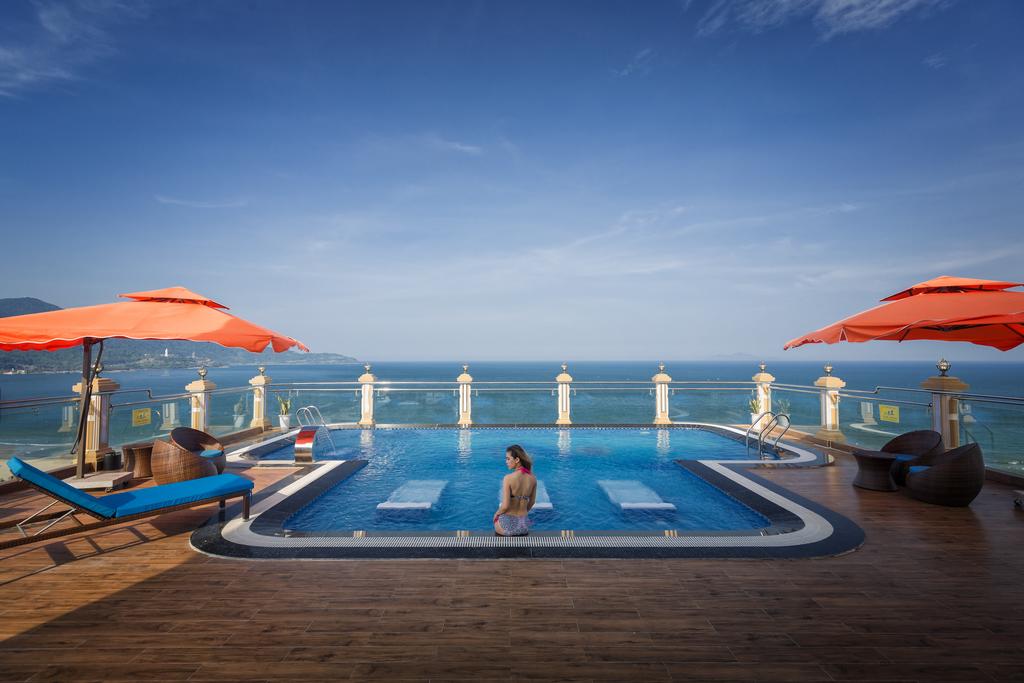 Bể bơi trong khách sạn Seven Sea Đà Nẵng