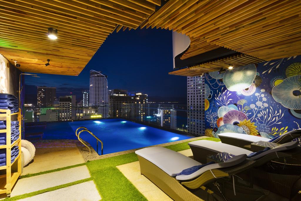 Bể bơi tại khách sạn Erica Nha Trang
