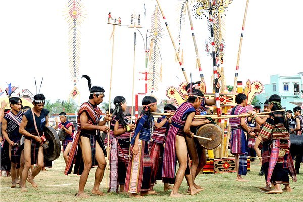Khung cảnh múa hát trong các dịp lễ hội của người dân ở Tây Nguyên